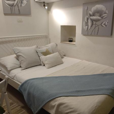 Tiny Studio In City Center Stone House Split Exterior foto