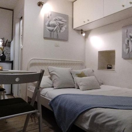 Tiny Studio In City Center Stone House Split Exterior foto