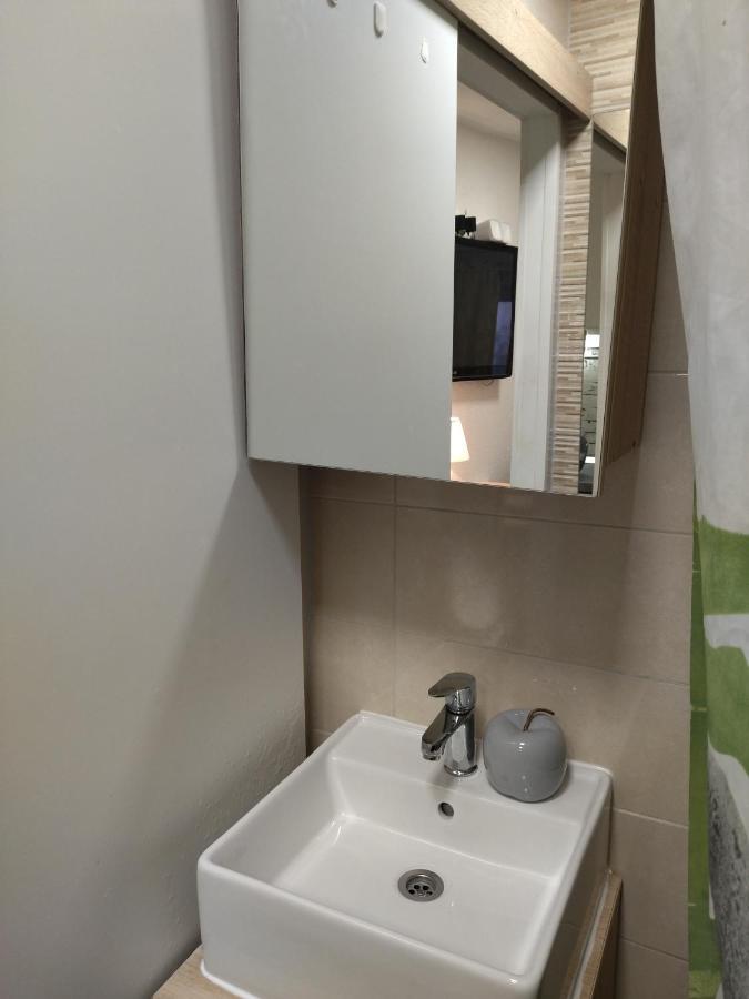 Tiny Studio In City Center Stone House Split Exterior foto