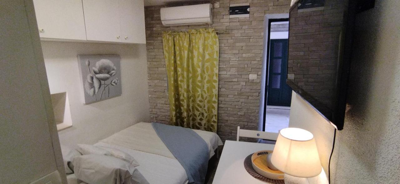 Tiny Studio In City Center Stone House Split Exterior foto