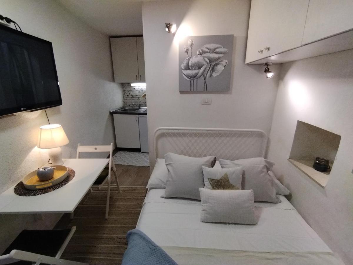 Tiny Studio In City Center Stone House Split Exterior foto