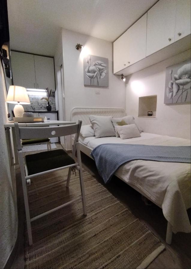 Tiny Studio In City Center Stone House Split Exterior foto