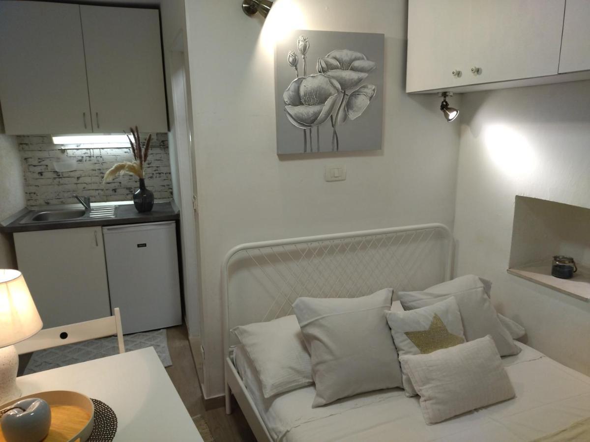 Tiny Studio In City Center Stone House Split Exterior foto