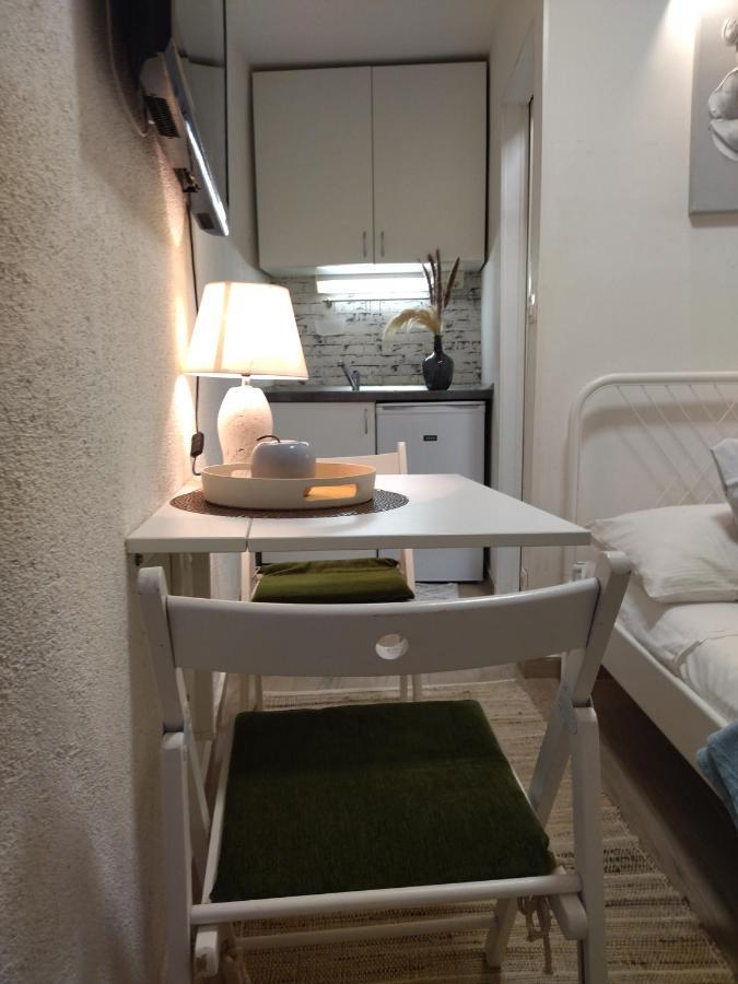 Tiny Studio In City Center Stone House Split Exterior foto