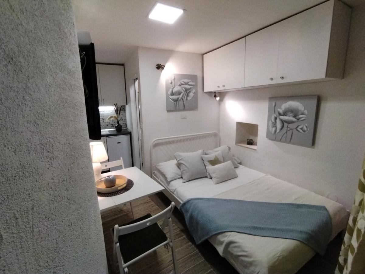 Tiny Studio In City Center Stone House Split Exterior foto