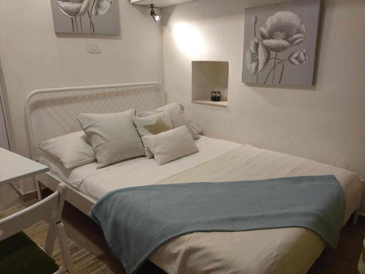 Tiny Studio In City Center Stone House Split Exterior foto