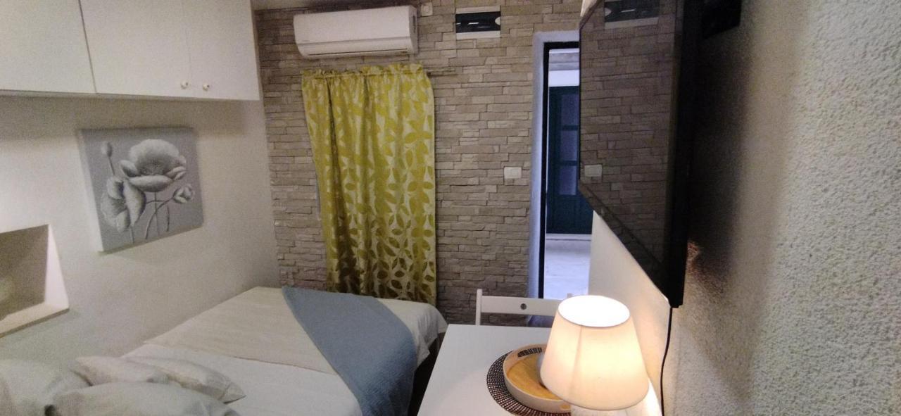 Tiny Studio In City Center Stone House Split Exterior foto
