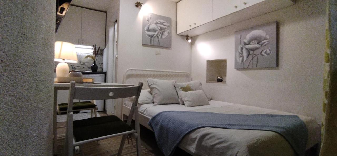 Tiny Studio In City Center Stone House Split Exterior foto