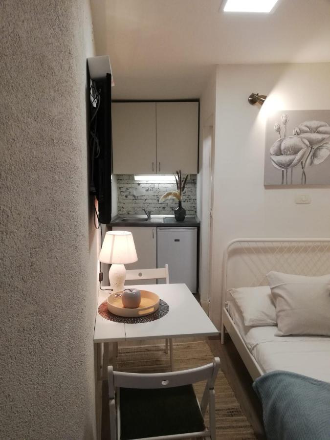 Tiny Studio In City Center Stone House Split Exterior foto